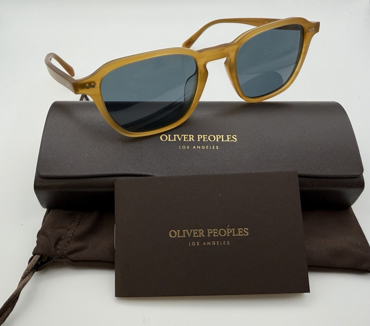 エリス　UR Oliver Peoples Emryn OV5598SU 1779R5 - Semi-Matte Goldwood / Blue