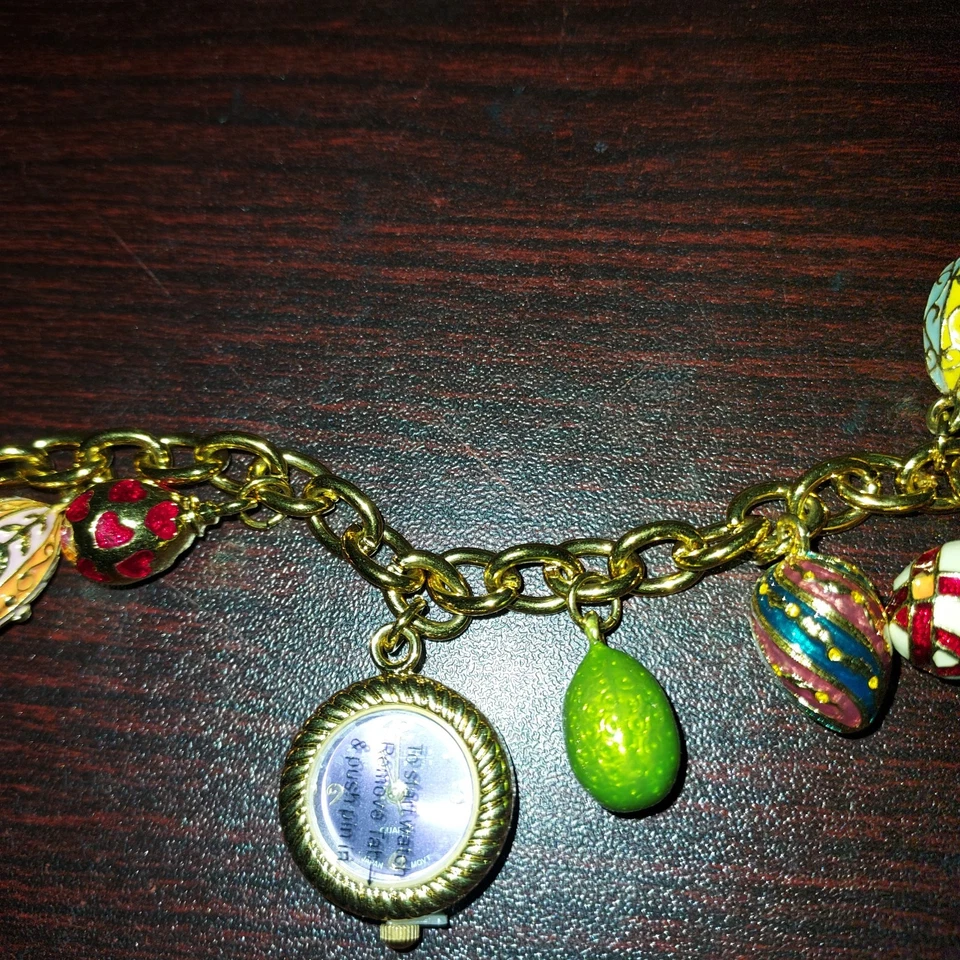 Joan Rivers Clásicos Reloj Tono Dorado y Dije Pulsera Esmaltada 8 Huevos De Colección Foto 4 de 4