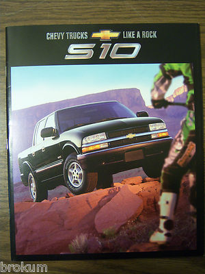 ORIGINAL 2002 CHEVROLET TRUCK S10 SALES BROCHURE MINT (222)