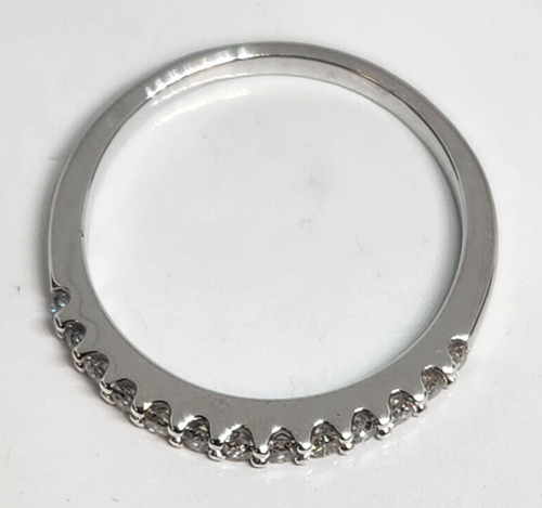 Elegant 10K White Gold 1/4cttw Diamond Band Ring - Picture 3 of 3