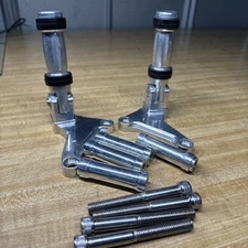 04-13 HARLEY SPORTSTER XL883 XL1200 REAR PASSENGER FOOT PEGS FOOTRESTS MOUNT