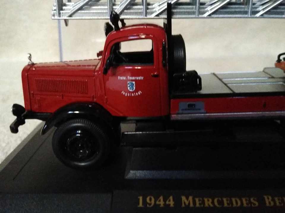 Signature Series 1944 Mercedes Benz L4500F 1:43 Open-box Item. - Image 2 of 4