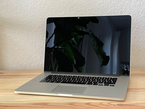 Macbook Pro Mid 2015 / 1TB SSD / 16 GB RAM / 2,8 GHz i7 + Zubehör - Bild 3 von 19