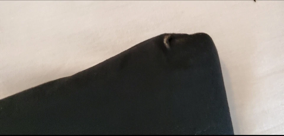 Bolso de noche vintage de rayón negro de los años 50 con detalle de botín y cierre dorado Foto 4 de 4