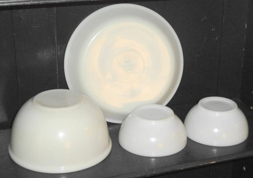 4 piece Vintage Ivory Fire King Chili Bowls, Pie Dish & Mixing Bowl - Picture 2 of 3