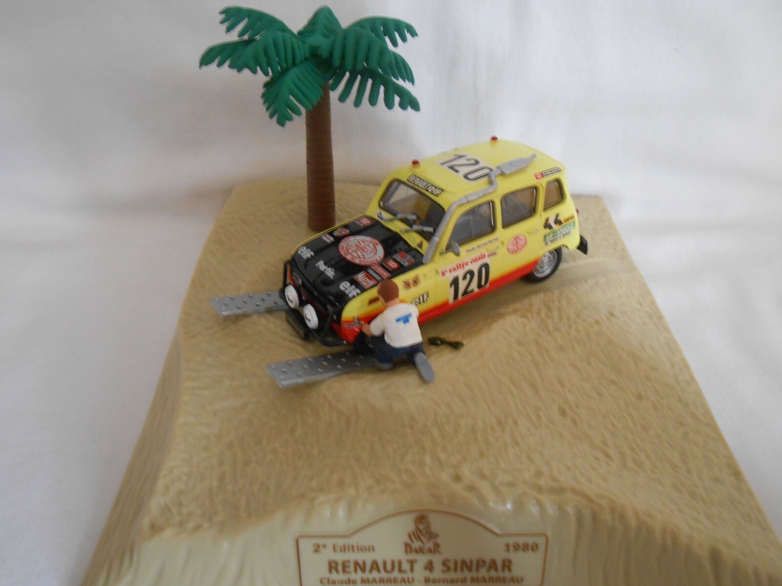 Diorama Renault 4 Sinpar Dakar 1980 cadeau idéal 1/43 pour passionné d'auto rétro