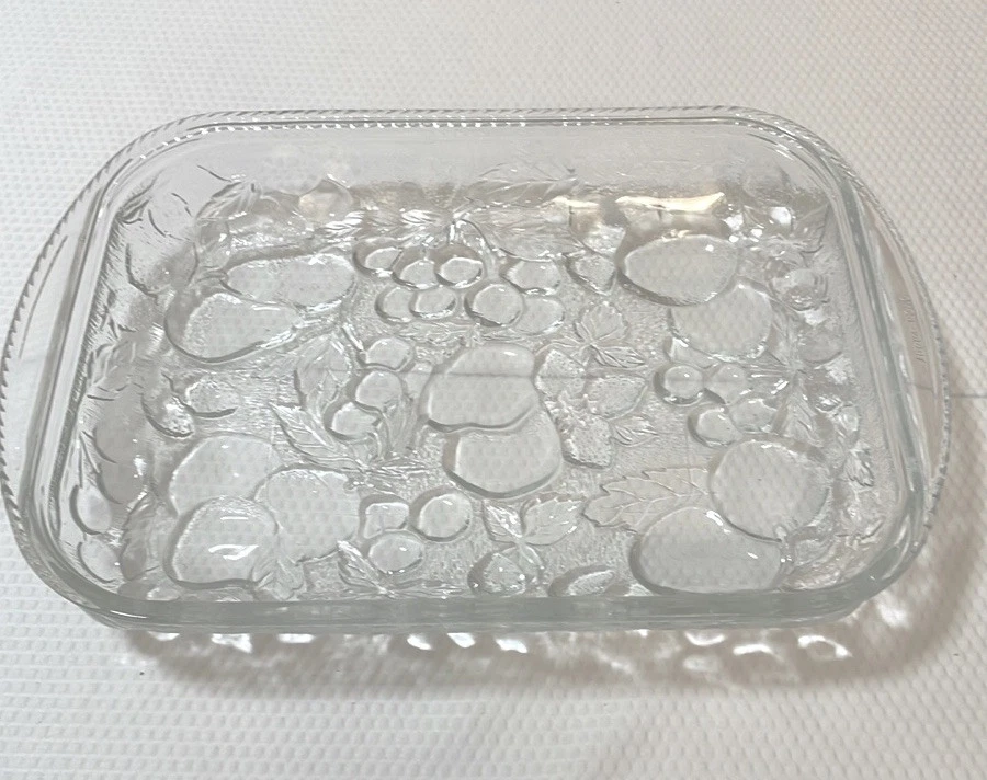Libbey Orchard Embossed Fruit Clear 14” x 9.75”  Bakeware. - Image 2 of 4