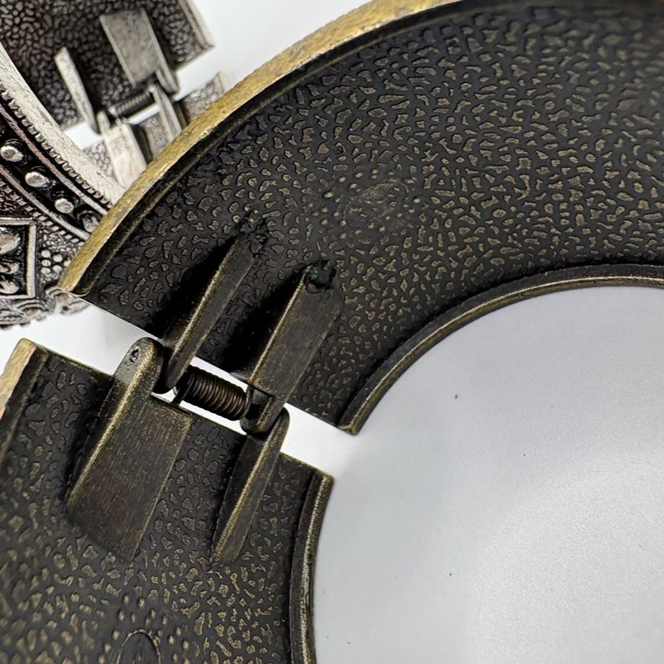 Par de Pulseras de Puño con Bisagras Ornamentadas Tono Plata y Bronce Boho Declaración Lote Foto 3 de 4