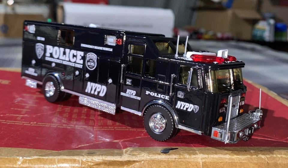 Kitbash 1/64 CODE3 Pierce Heavy Rescue New York Police Officer NYPD ESU COMMAND - Image 3 of 4