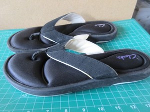 Women's Clarks  flip flop thong sandals, W 11 - (P632)