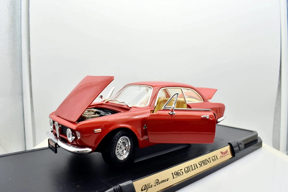 Modellino auto scala 1:18 alfa romeo giulia sprint gta modellismo da collezione - Immagine 2 di 4