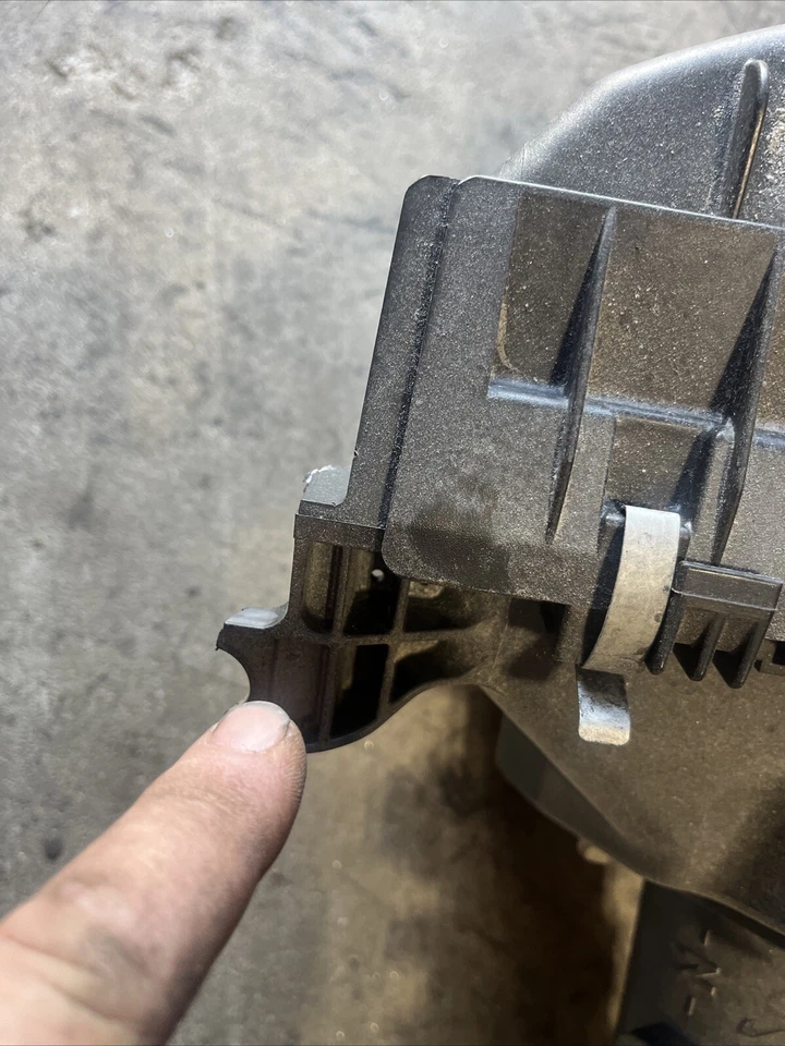 Damage 2003 06 Nissan 350Z OEM Air Intake Filter Box With  MAF - Image 3 of 4