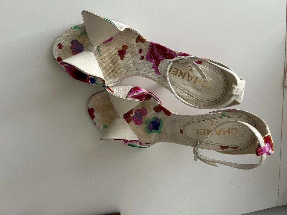 CHANEL CC LOGO CAMELLIA FLOWER CANVAS PUMPS ,SIZE 36' BLAK FRIDAY! sale - Image 2 of 4