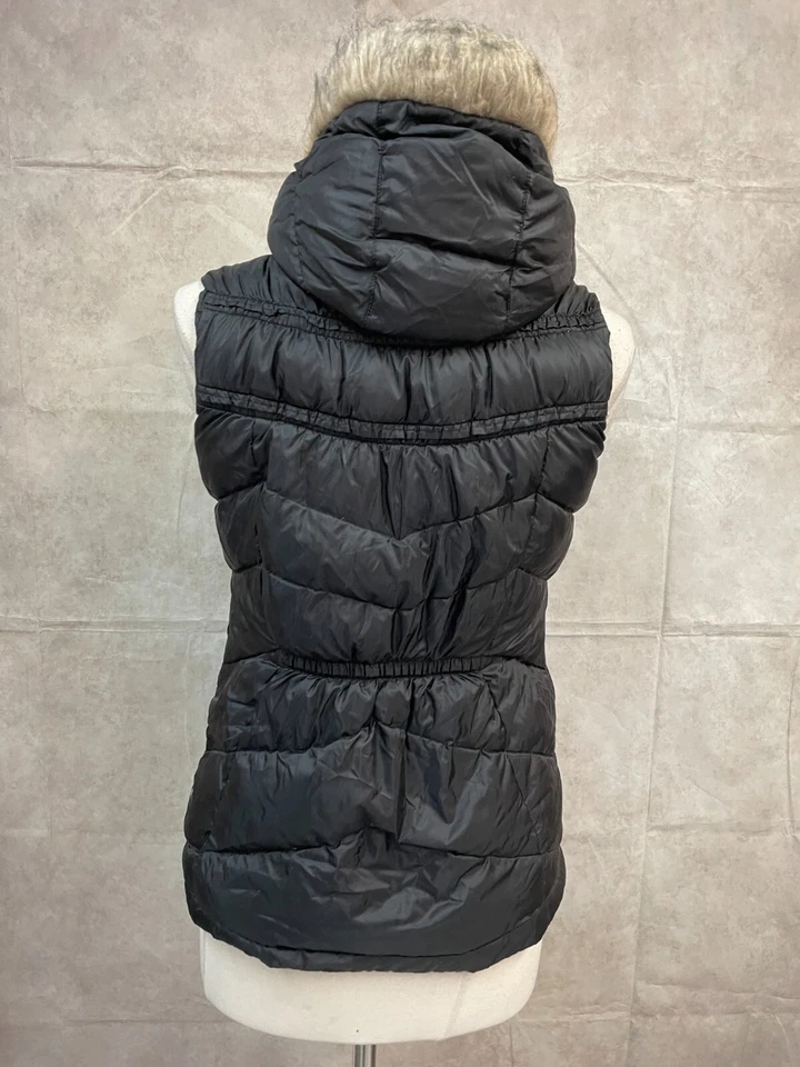 Chaleco acolchado Mondetta Puffer para mujer negro con ribete de piel sintética acolchado con capucha cremallera completa talla M Foto 3 de 4