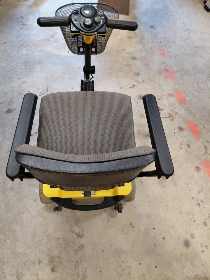 Scooter Pride Mobility Sonic de 3 Ruedas Amarillo dos Baterías Nuevas $435 OBO Foto 3 de 4