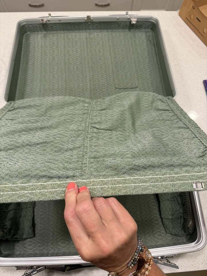 1960’s Sears Vintage Retro Travel Master Hardshell Suitcase Set - Image 4 of 4