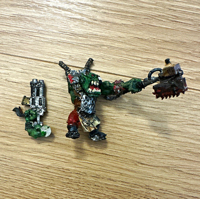 Warhammer 40K Orks Ork Miniatur mit Waffe zusammengebaut & bemalt