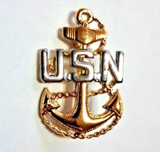 Vintage US Navy Hat Badge Pin Lapel Anchor Ropes Post WWII Two Tone Silver Gold