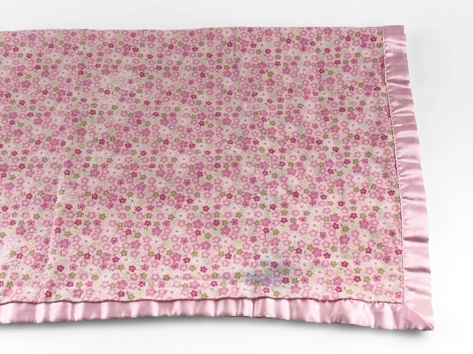 Manta para bebé Child Of Mine Carter's cuna rosa satinado recortada lunares Foto 4 de 4