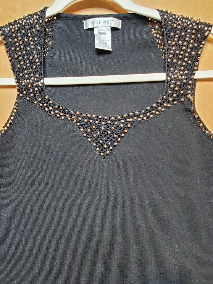 Suéter pulôver Nine West sem mangas grande preto gola quadrada frisado crochê - Imagem 2 de 4