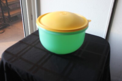 TUPPERWARE SUPER CRISP IT CONTAINER - GREEN BOWL AND INSERT WITH YELLOW SEAL