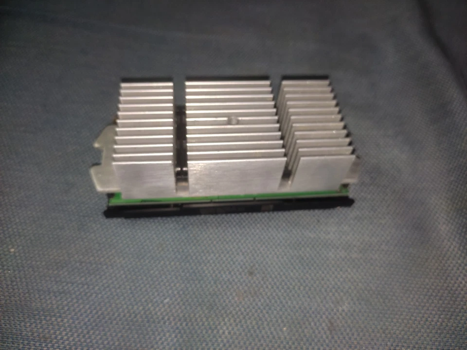 Intel Pentium III 650MHz Slot 1 Coppermine CPU Retro SL3XK - Immagine 2 di 4