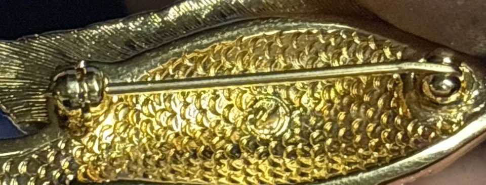 Broche prendedor de pez de cristal magenta de Swarovski Foto 4 de 4