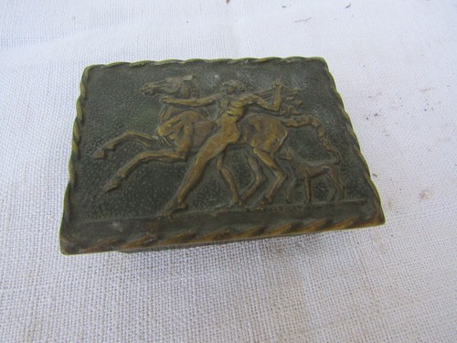 ancienne boite en bronze signe