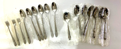 Brand New WM A Rogers Oneida Ltd Stainless Flatware Fenway Daydream 16 Piece