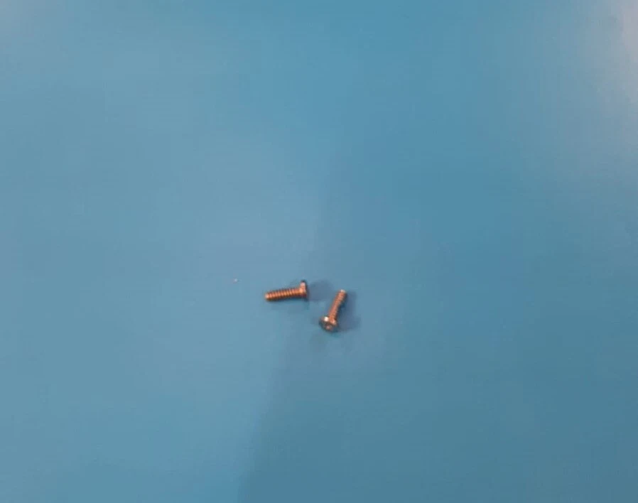 APPLE SET DUE VITI SCREW COLORE ARGENTO (AP-002029) PER IPHONE 4S - Immagine 2 di 4