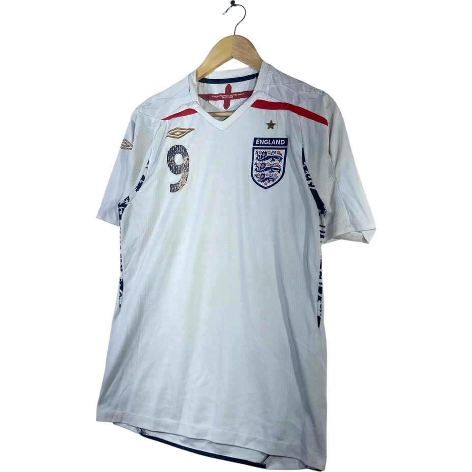 Camiseta de fútbol vintage Inglaterra Umbro #9 FIFA blanca para hombre mediana Foto 3 de 4