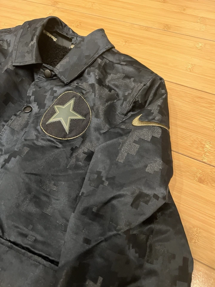 Chaqueta Nike Dallas Cowboys Salute to Service Lateral Satén a Presión Completa Talla Pequeña Foto 3 de 4