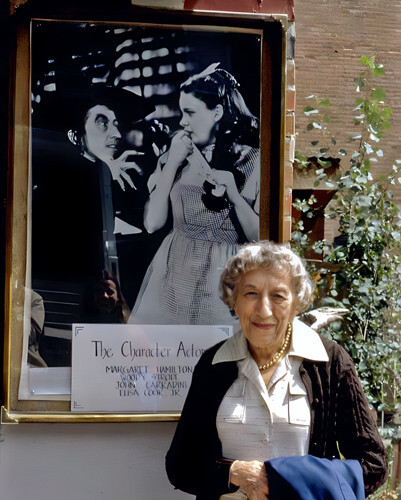 Margaret Hamilton vor dem Zauberer von Oz Foto - Bild 1 von 1