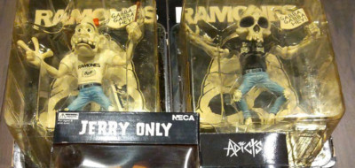 ラモーンズ　フィギュア　RAMONES Amazon.co.jp: ジョニー ラモーン Re Action フィギュア Wave2
