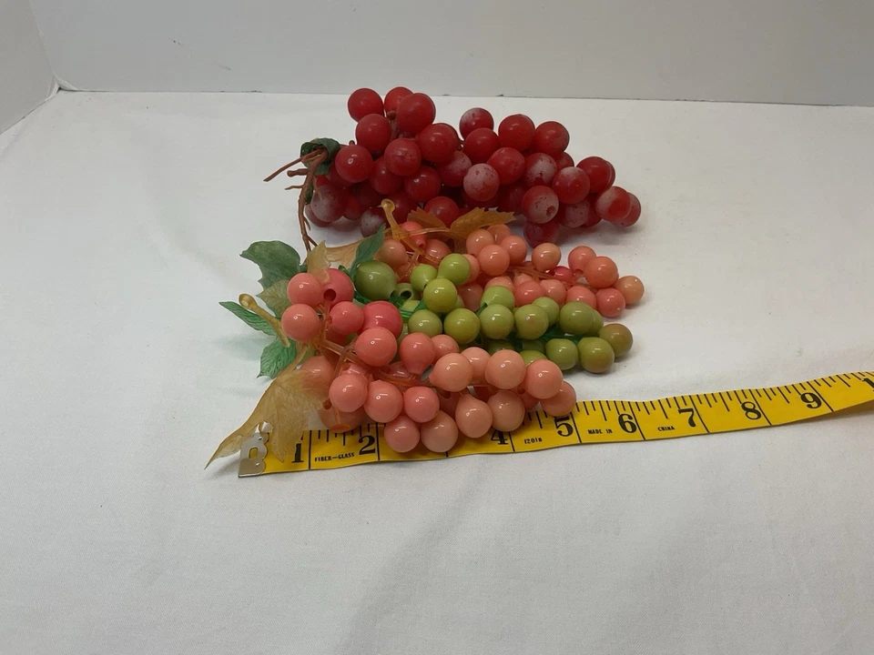 Conjunto de 3 cachos de uvas de borracha de plástico MCM vintage frutas falsas - Imagem 2 de 3