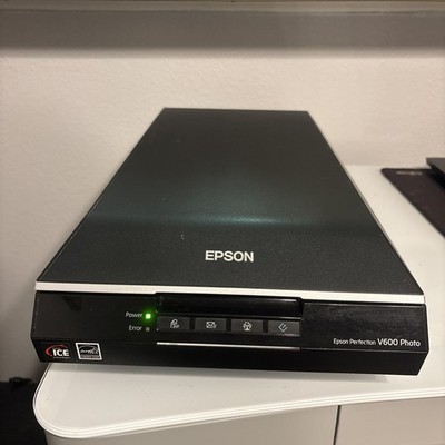 Epson Perfection V600 Photo Flatbed Scanner  Working power cable only no extras
