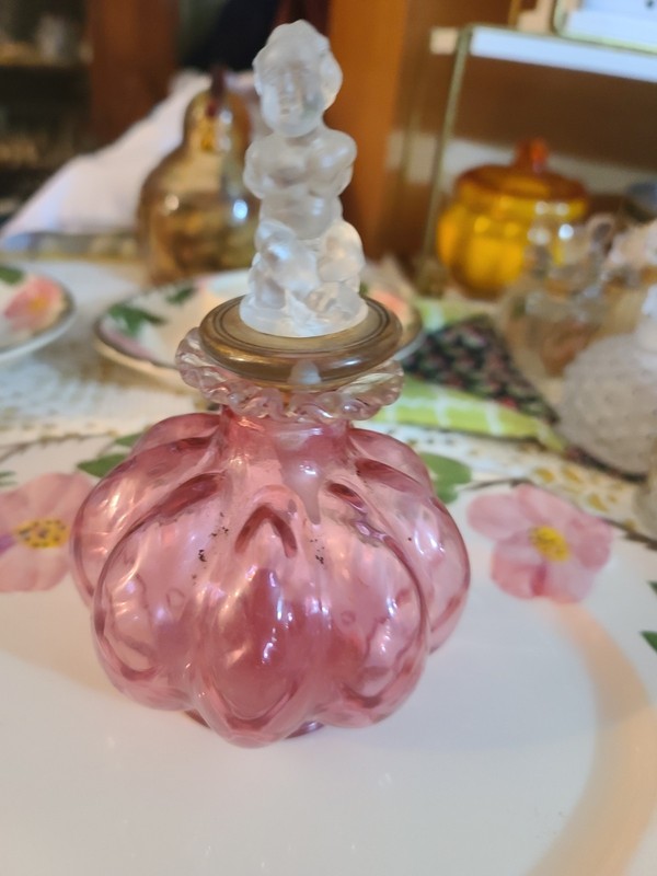 VINTAGE HUGE FROSTED   GLASS PERFUME STOPPER  CHERUB CRANBERRY FENTON BOTTLE