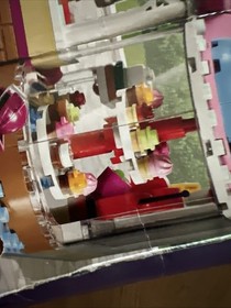 LEGO Friends Heartland Cupcake Cafe (41119) NEW - Box Wear