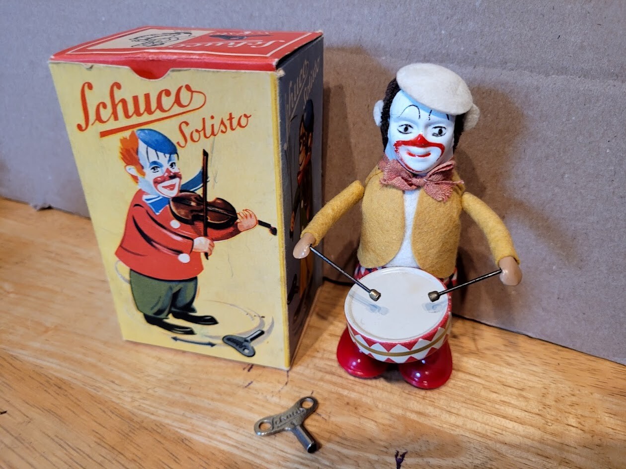 EXCELLENT VINTAGE  SCHUCO WIND UP  DANCING   CLOWN  DRUMMER in BOX