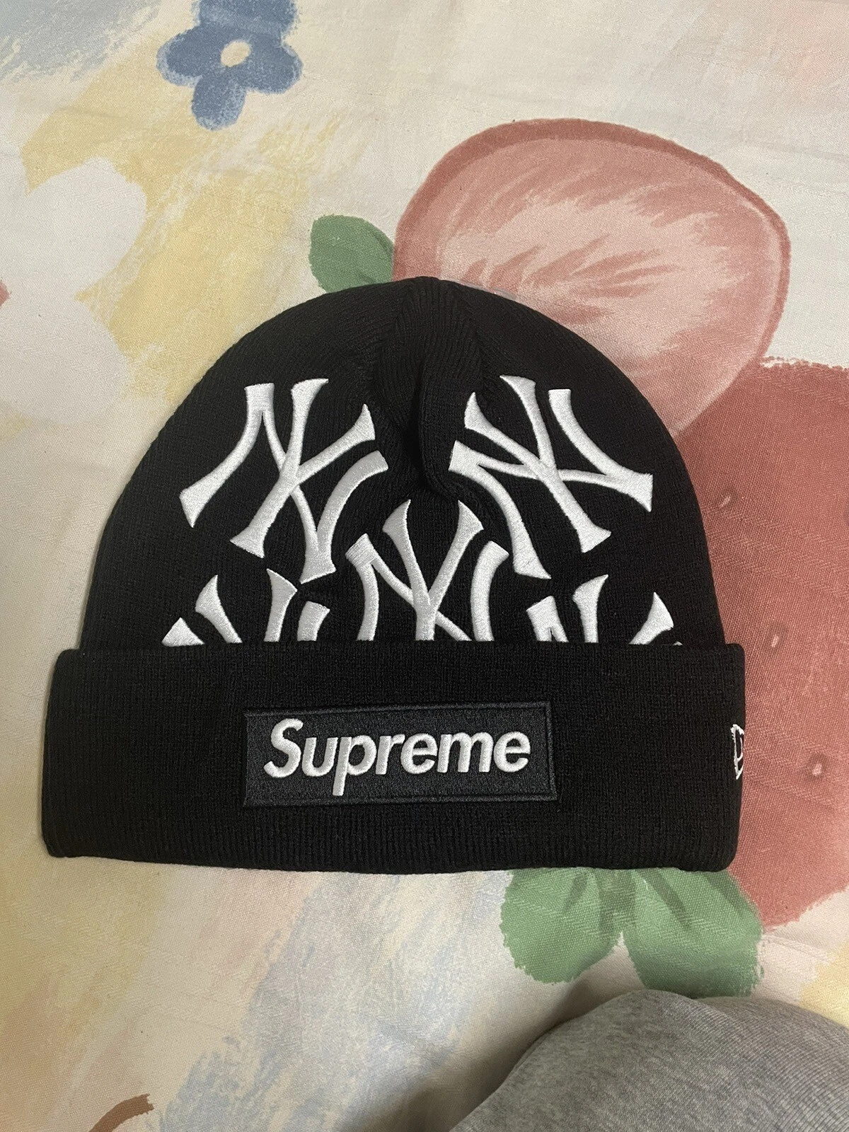 Bonnet noir Supreme New York Yankees New Era boîte logo