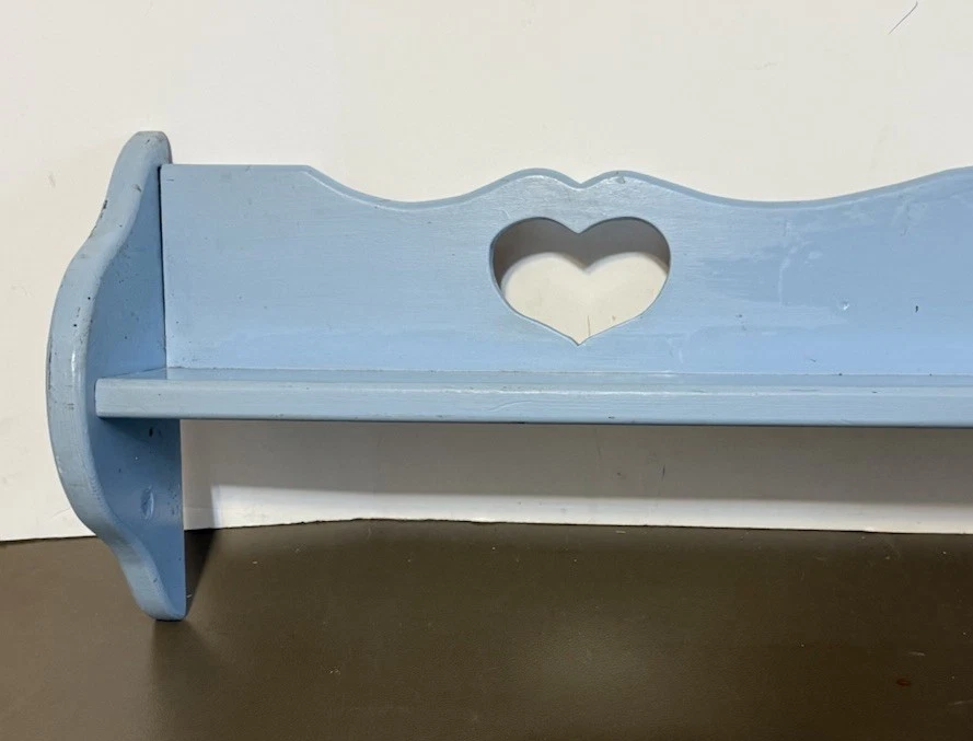 Estante de pared vintage de madera maciza con recortes de corazón de aproximadamente 36”x10”x5” azul casa de campo Foto 2 de 4