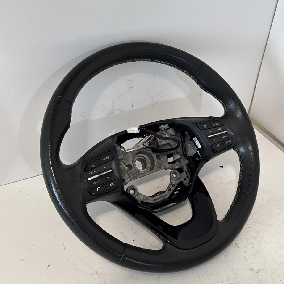 Hyundai Kona 2018 volante térmico cuero negro con costuras amarillas OEM Foto 2 de 4