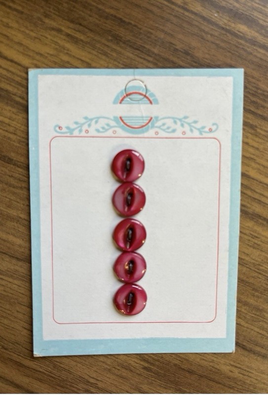(10)Individual  Iowa Pearl Button Co. card includes (5) 10.5mm, fisheye, magenta