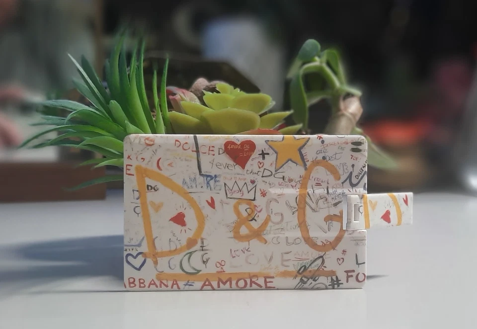 Chiavetta USB Dolce & Gabbana 2GB – Design Artistico "Graffiti" – Edizione Limit - Immagine 4 di 4