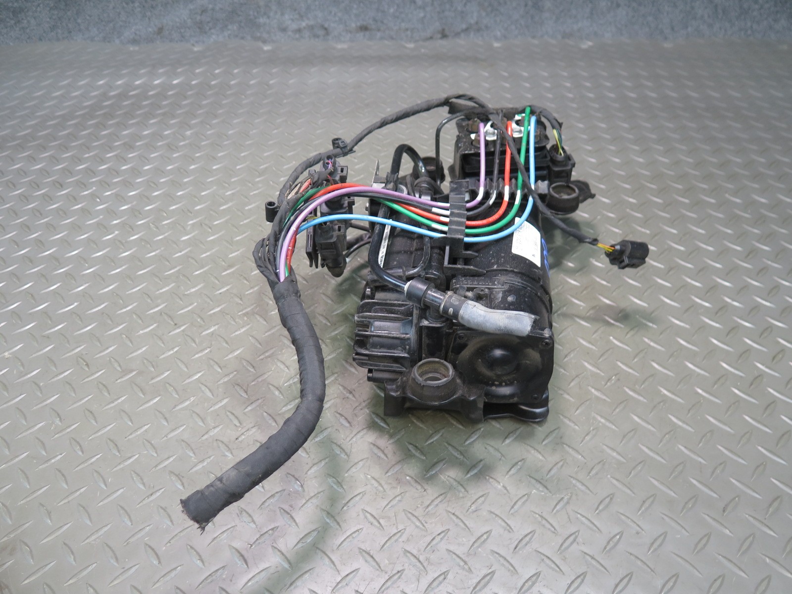 2006-2012 BENTLEY CONTINENTAL FLYING SPUR REAR AIR SUSPENSION COMPRESSOR PUMP