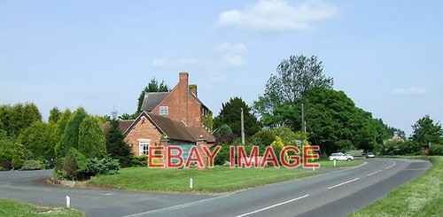 PHOTO THE THORNESCROFT RESTAURANT AND A454 TO WOLVERHAMPTON THE RESTAURANT IS A - 第 1/1 張圖片