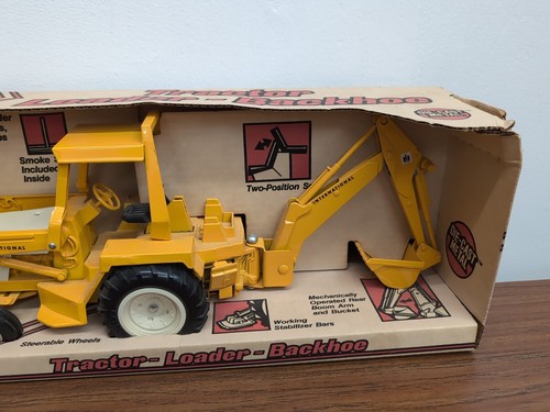Ertl 1/16 International Harvester Tractor Loader Backhoe w/Box - Picture 3 of 5