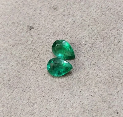 Paire assortie d’Émeraudes naturelles de Zambie taille poire 7x5 mm - Photo 1/4