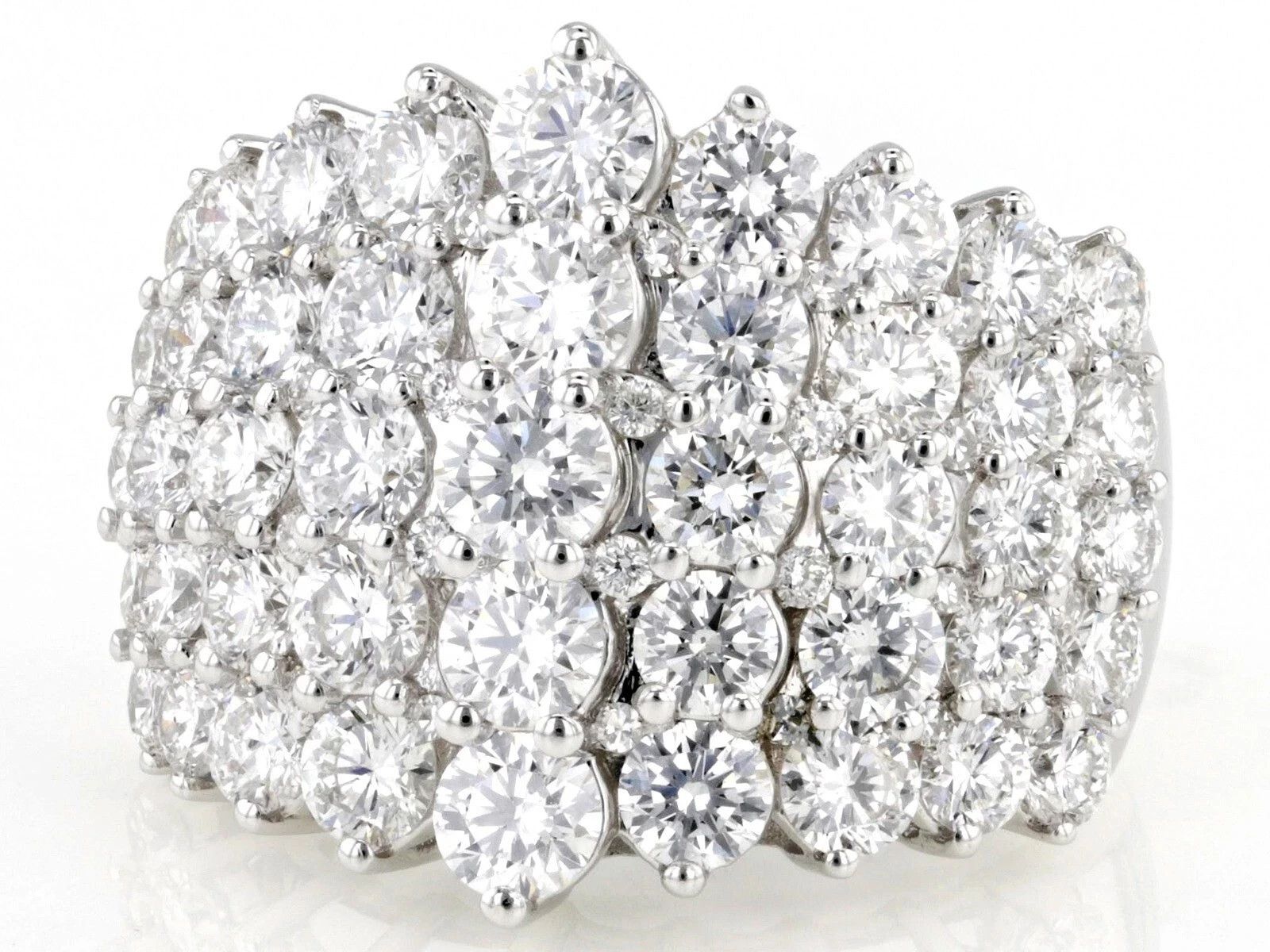 Anillo de compromiso con racimo de diamantes de corte redondo de 5 quilates enchapado en oro blanco de 14 quilates