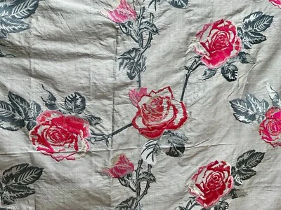 Soie Brodée argent motif de roses vendu au mètre - Photo 1/4